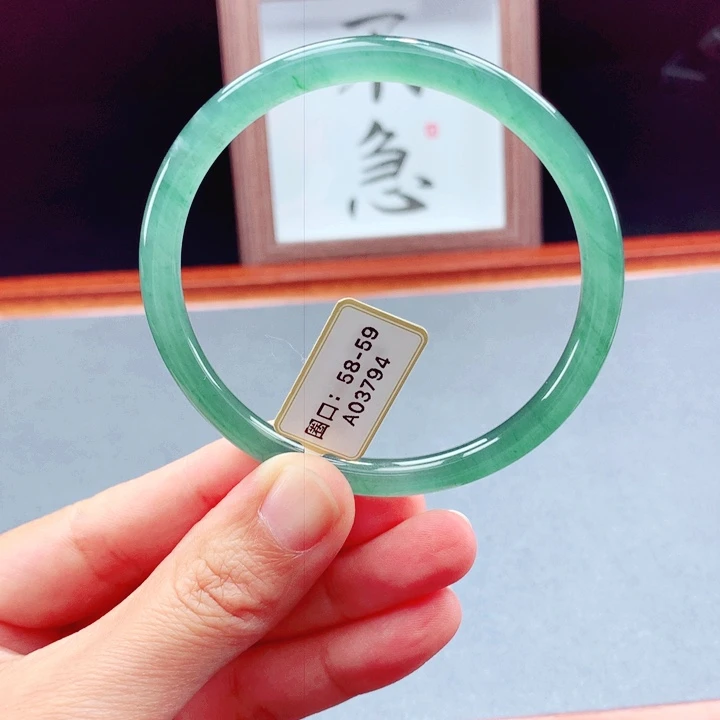 未镶嵌手镯翡翠圆镯