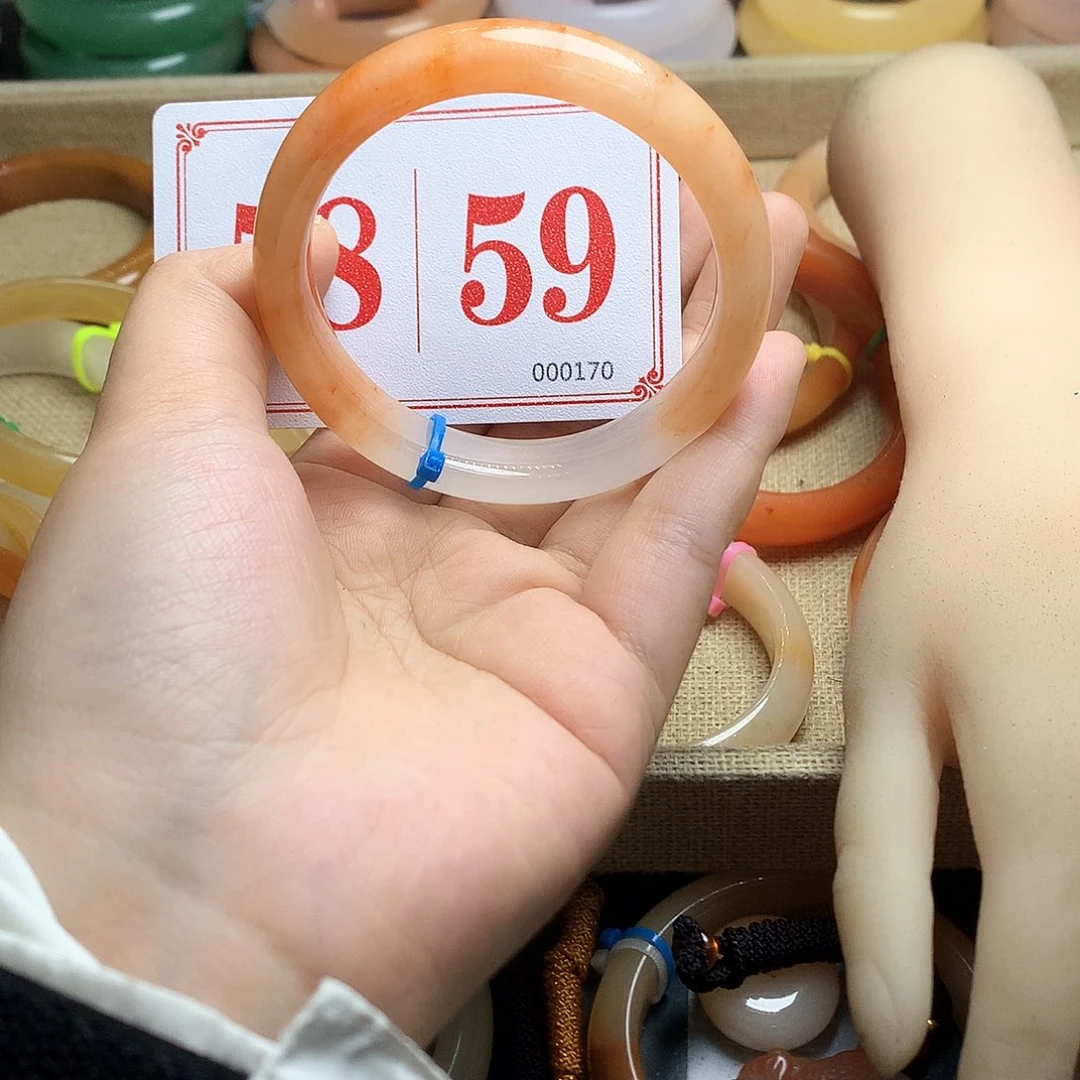 未镶嵌石英质玉（黄龙玉）手镯