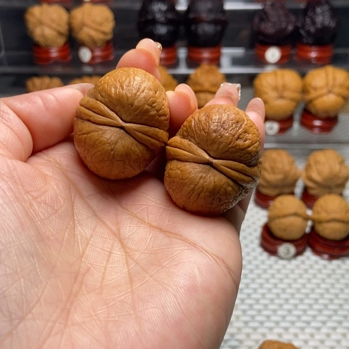 桃核把件12仙鹤顶。