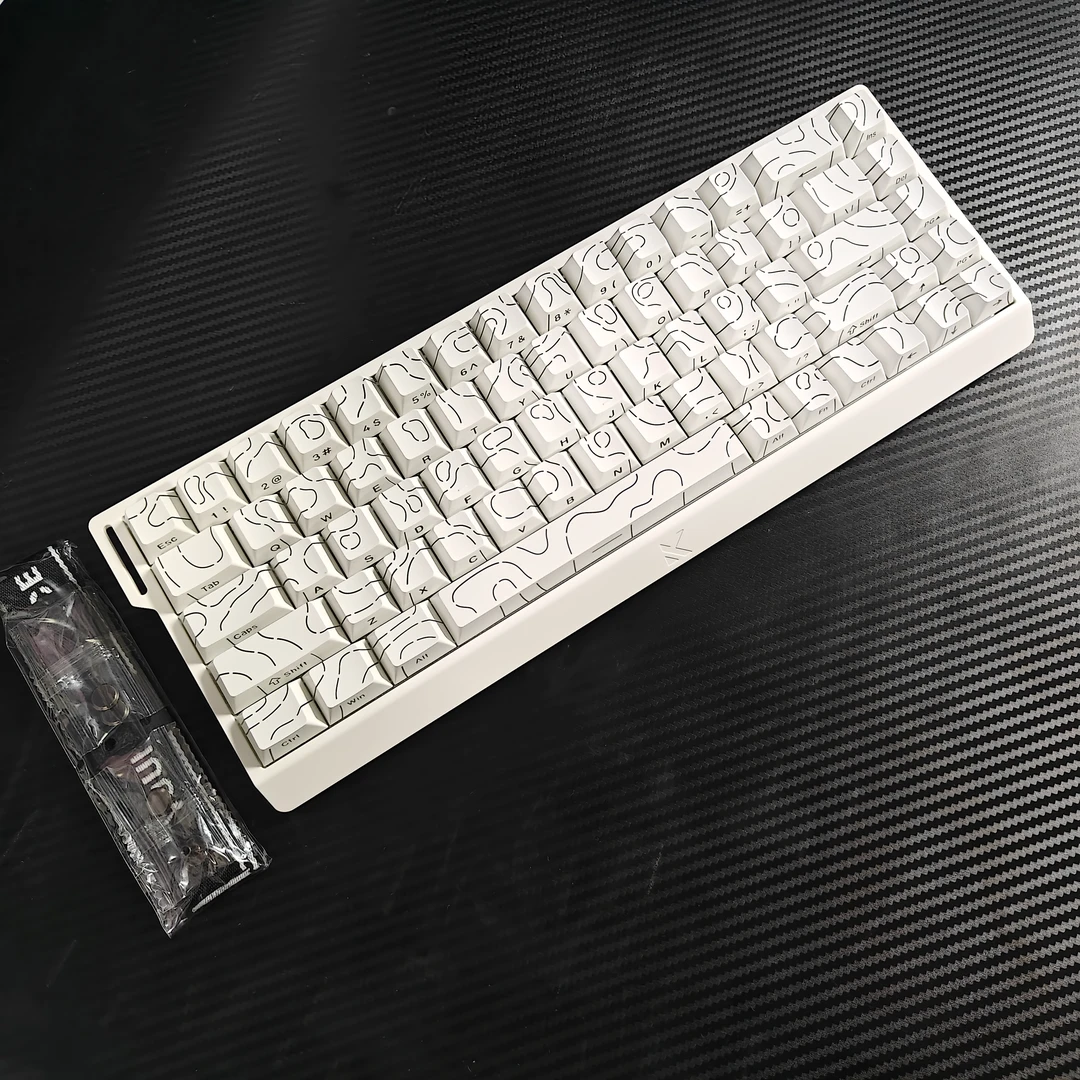 99新  白色68键磁轴电竞键盘推荐游戏打瓦