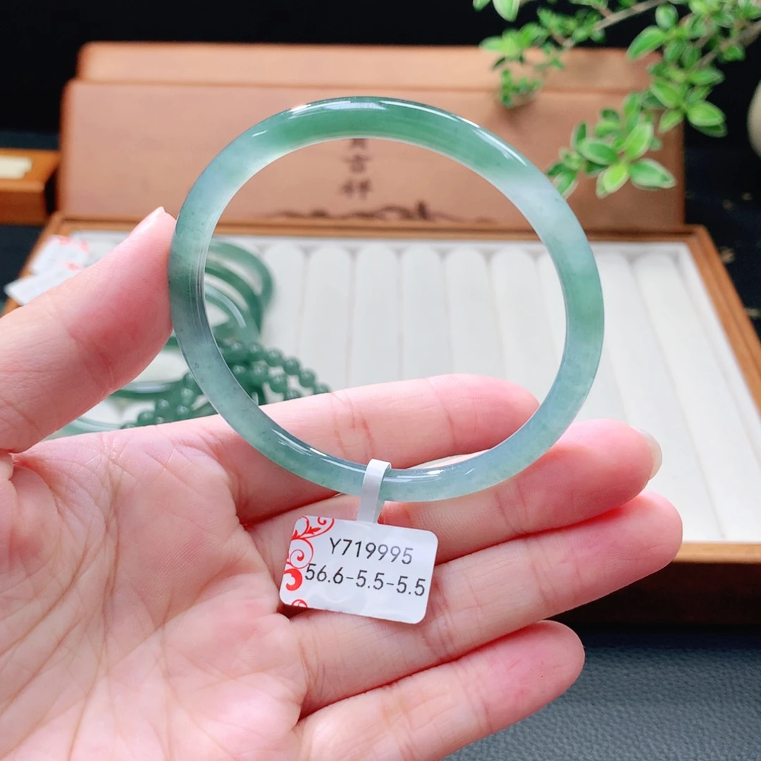 未镶嵌手镯（圆镯）翡翠