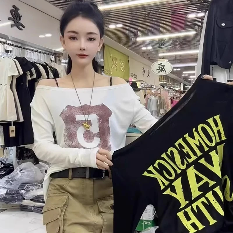 芊芊芙夏季新款一字领时髦字母印花长袖T恤女宽松显瘦两穿上衣潮