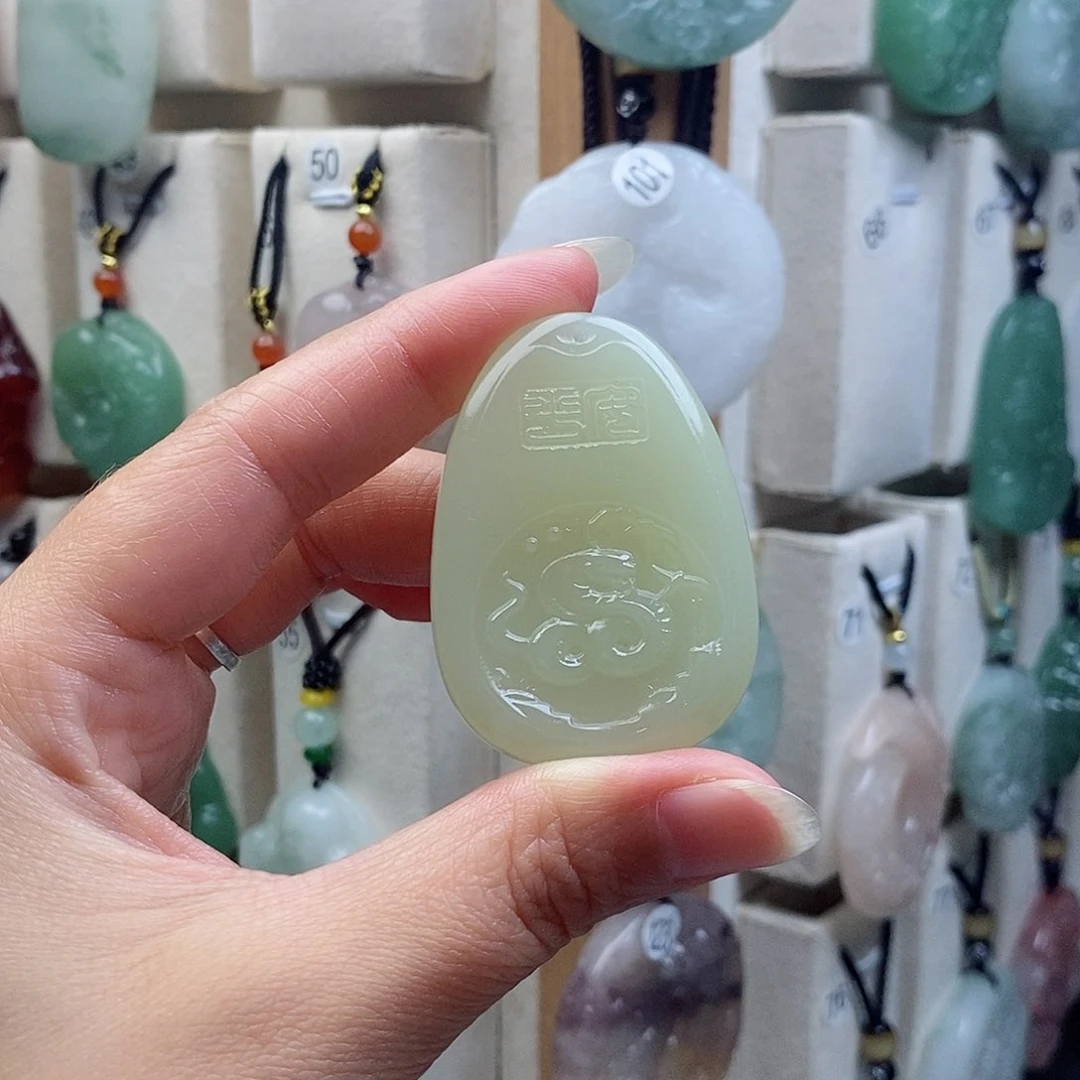 颈饰未镶嵌石英质玉