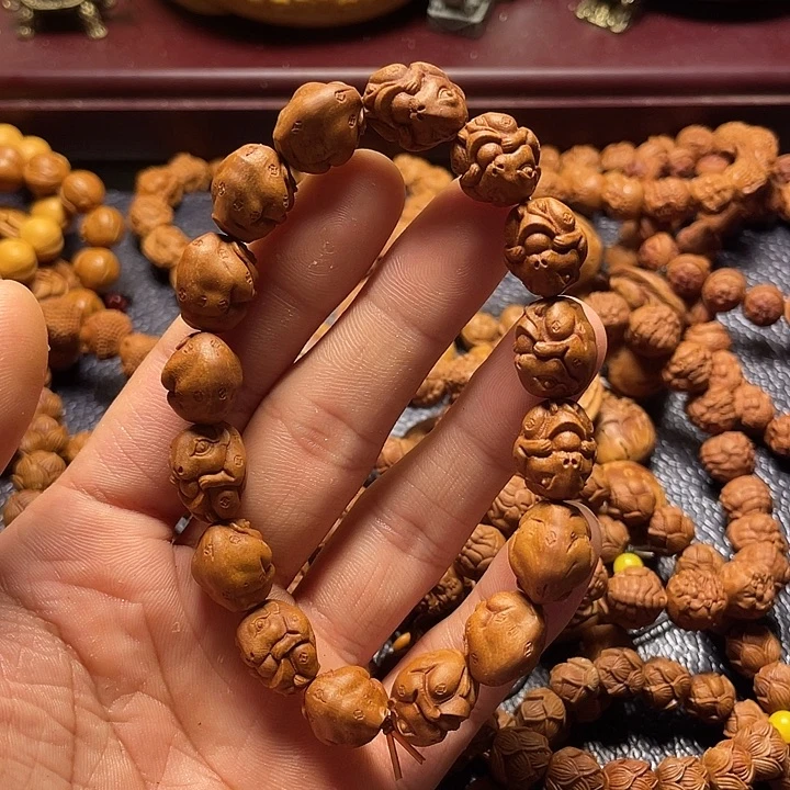 龙纹桃核雕刻鼠你有钱
