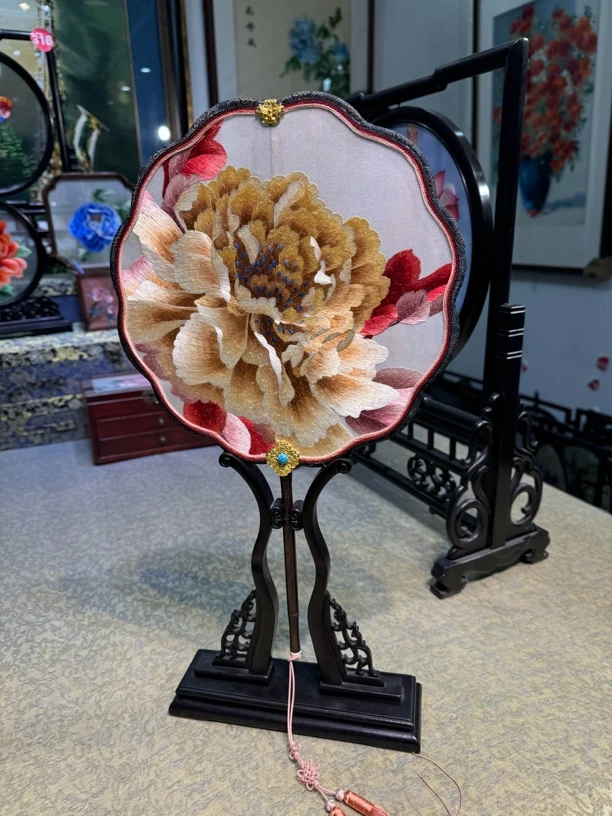 手工刺绣牡丹国色天香25公分扇子摆件