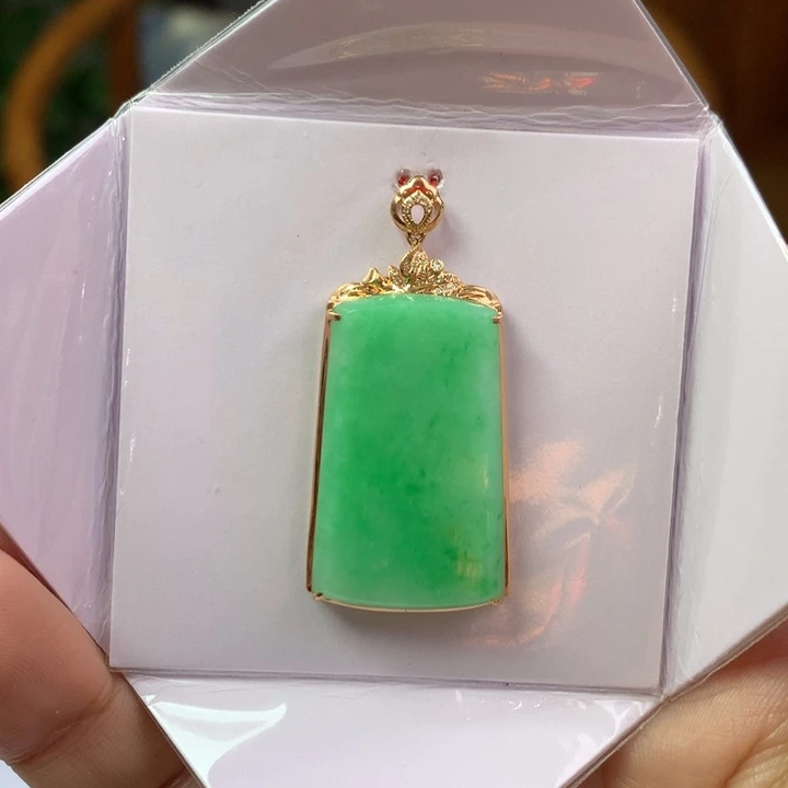 翡翠18K金镶嵌颈饰翡翠吊坠