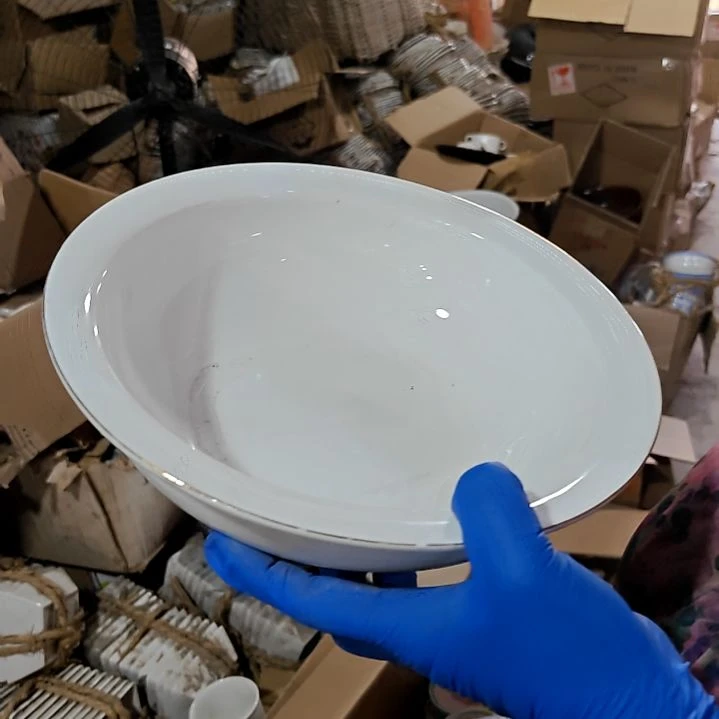 盘子碗茶壶啥都有