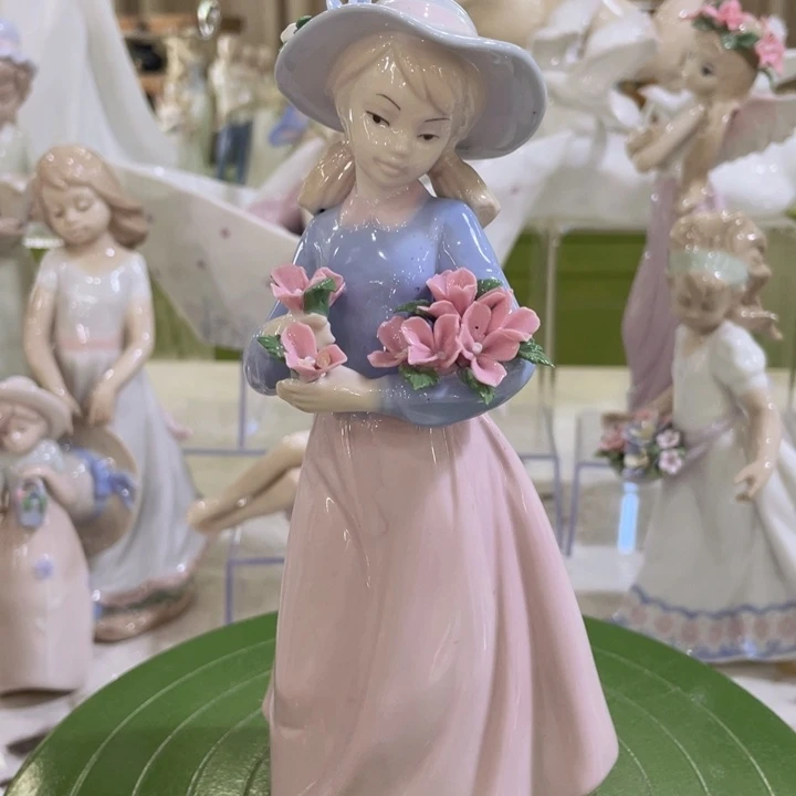 陶瓷戴帽捏花女孩
