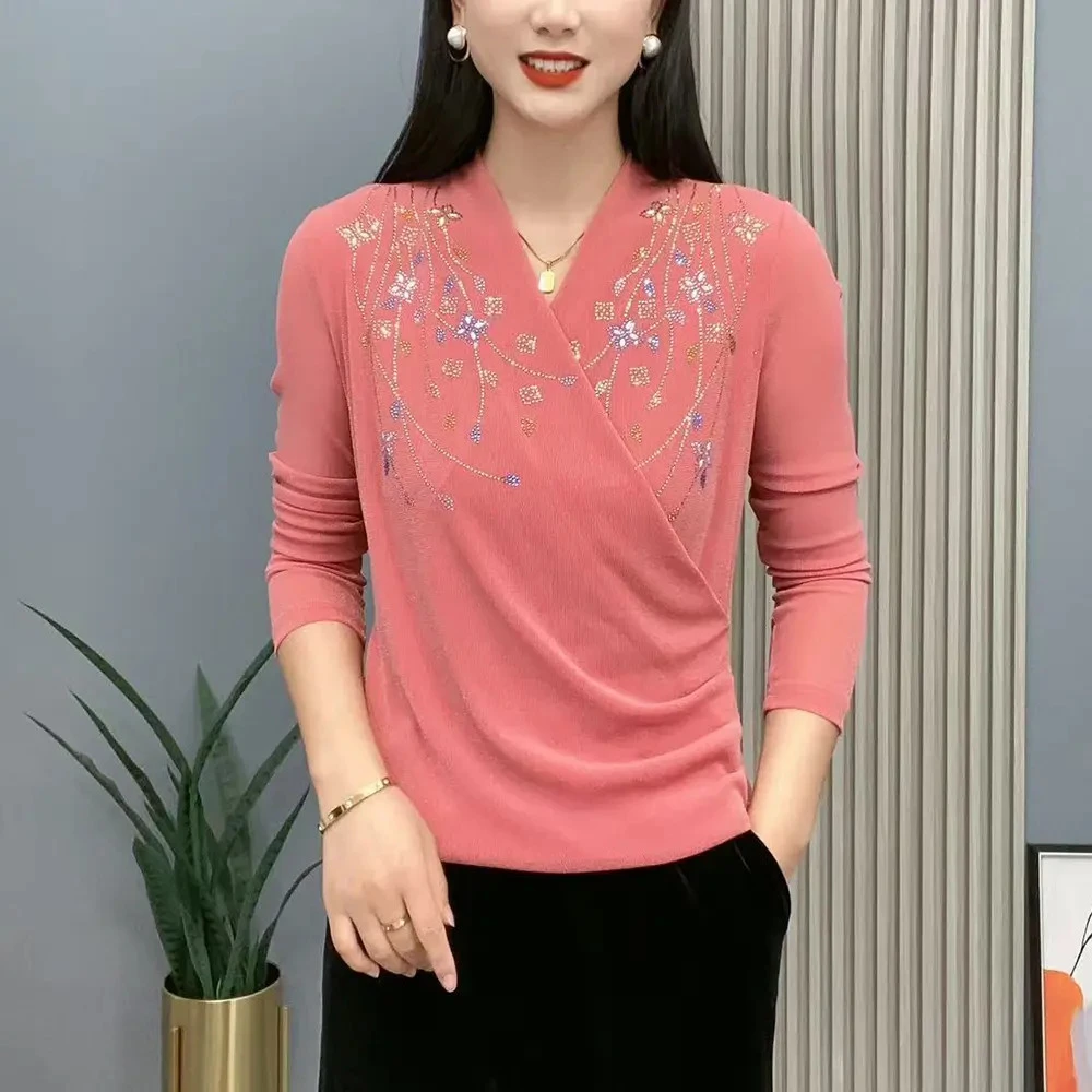 2025早秋新款交叉领简约妈妈装纯色烫钻小花洋气长袖百搭打底衫