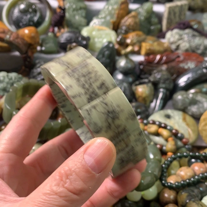 未镶嵌岫岩河磨玉（透闪石质玉）把件