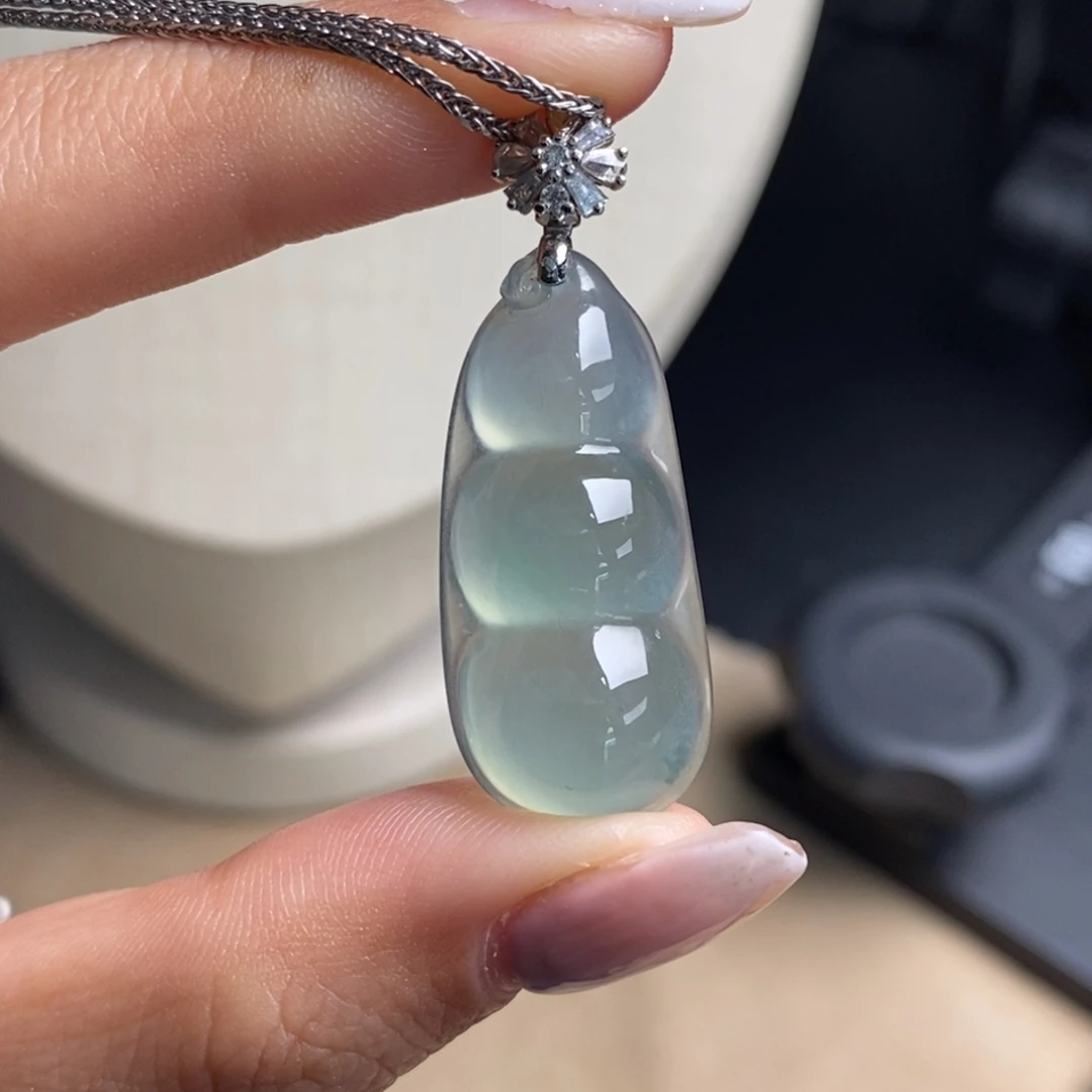 翡翠18K金镶嵌颈饰高冰晴绿大气厚装清爽甜美冰透起光四季豆