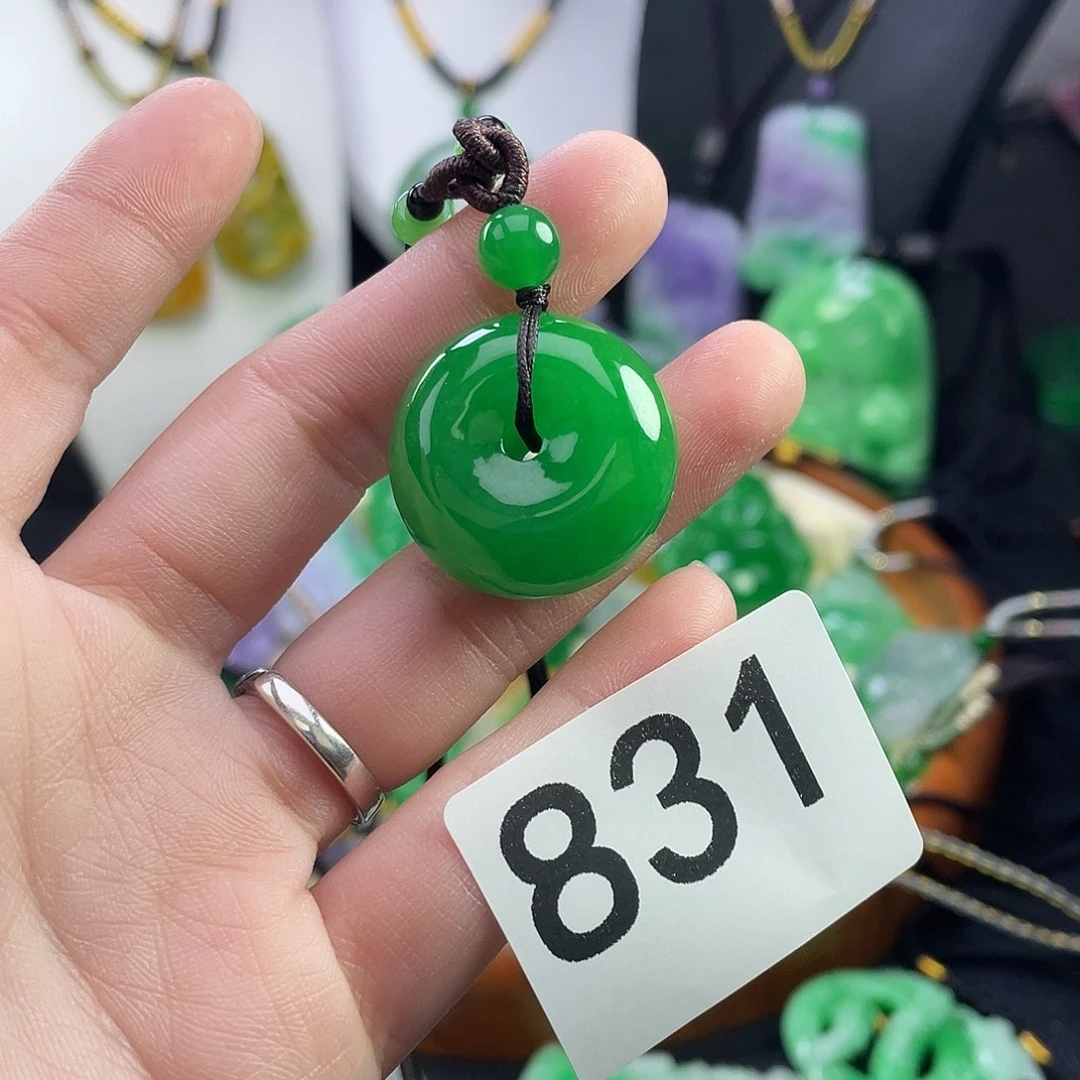 翡翠未镶嵌吊坠(赠链)