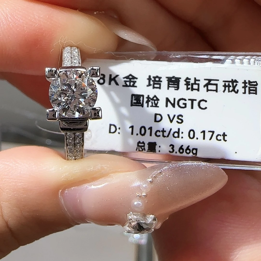 实验室培育钻石18K金镶嵌?**?一克拉铁塔 16