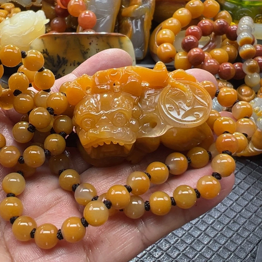 颈饰未镶嵌石英质玉
