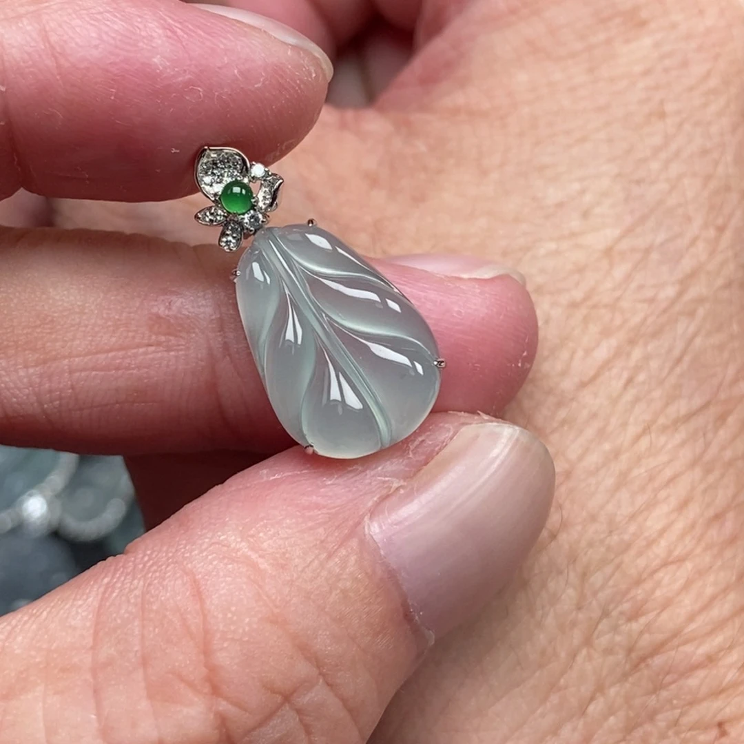 颈饰18K金镶嵌翡翠叶子