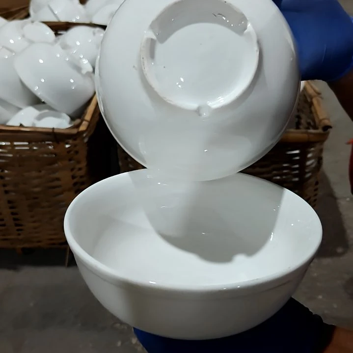 瓷片盘子碗茶壶啥都有
