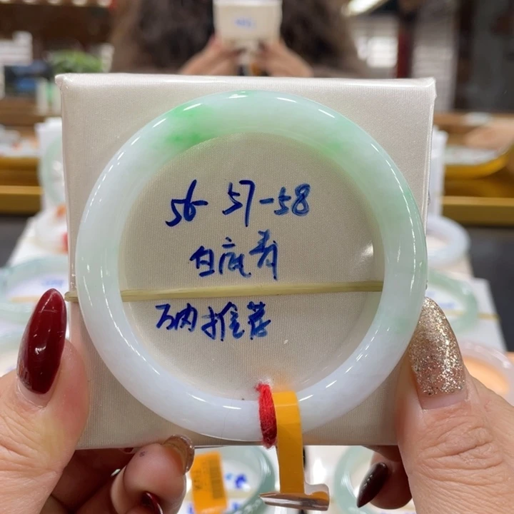 翡翠手镯未镶嵌翡翠