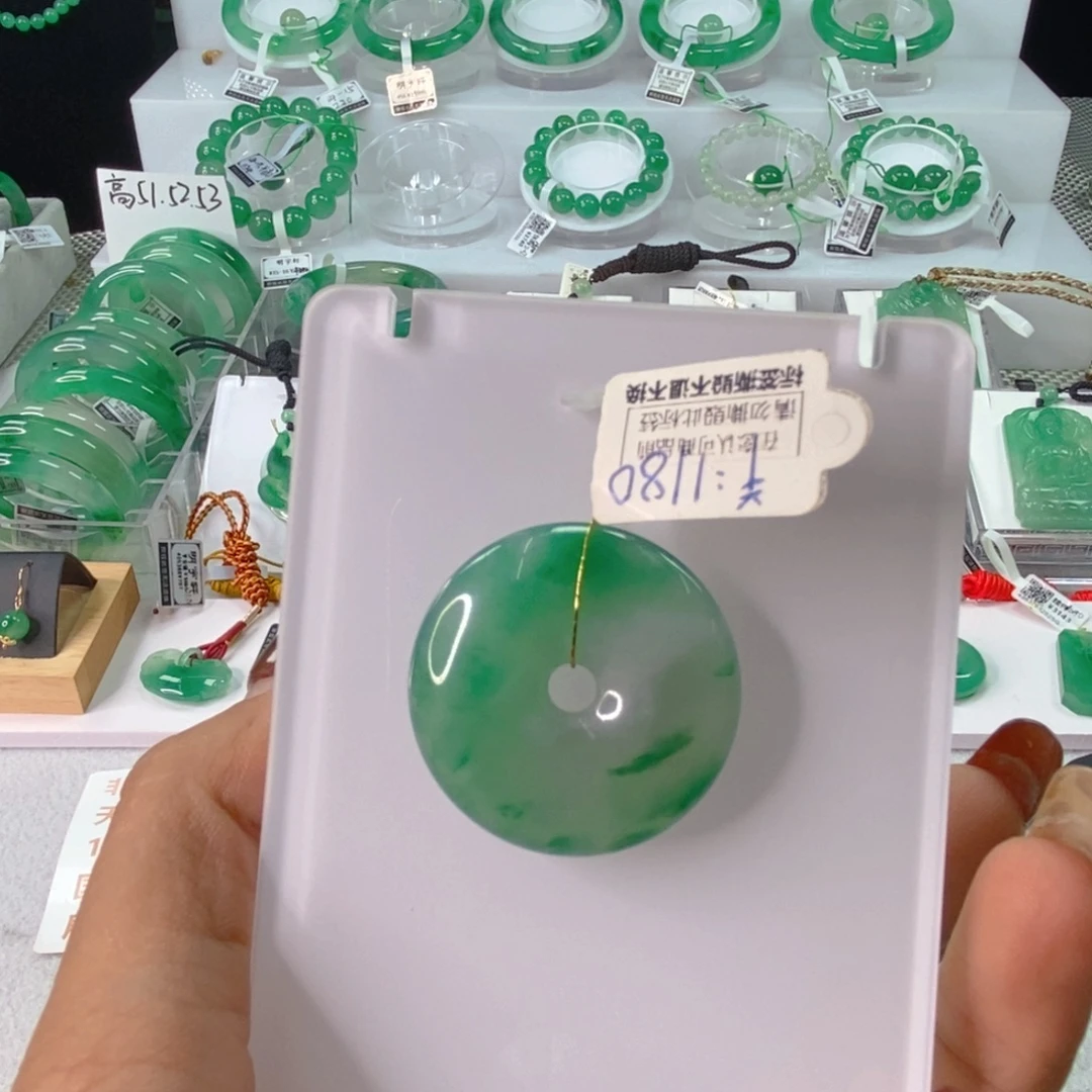颈饰未镶嵌石英质玉