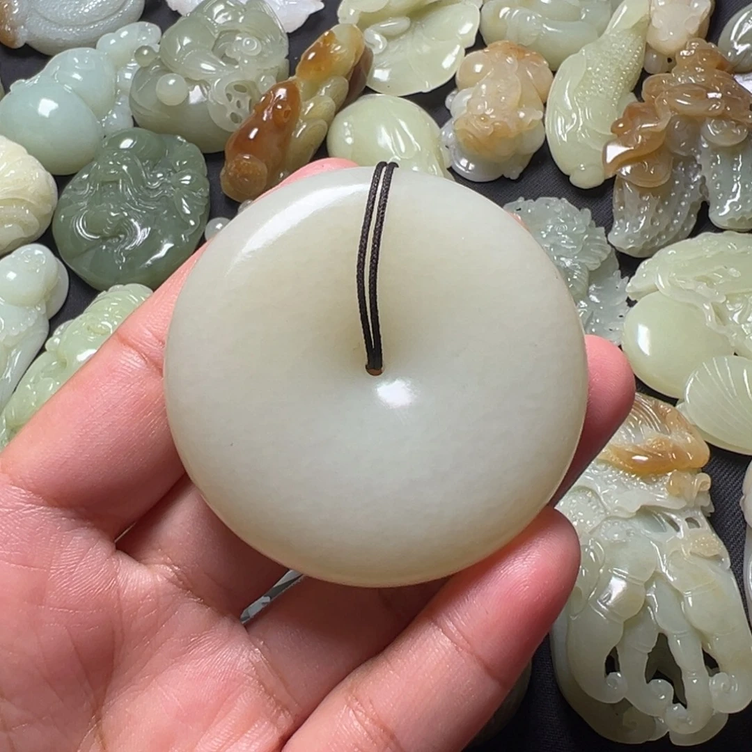 小****和田玉未镶嵌颈饰