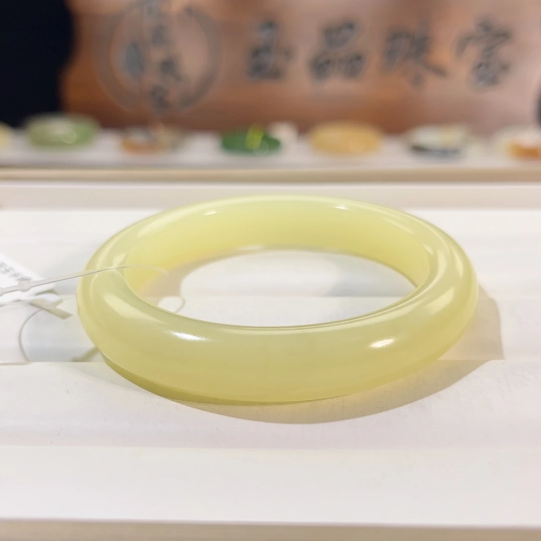 带***豆和田玉未镶嵌手镯