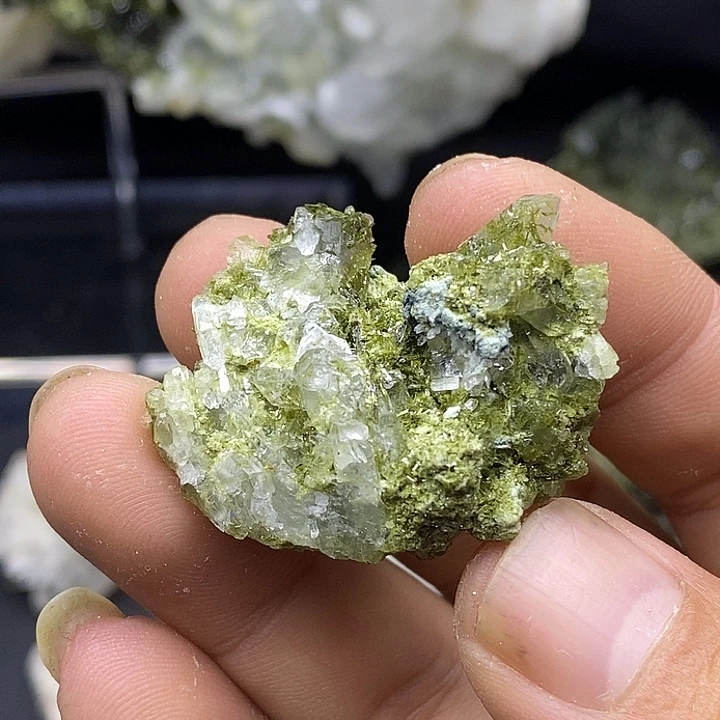 有机玻璃巴基斯坦绿莲石水晶共生