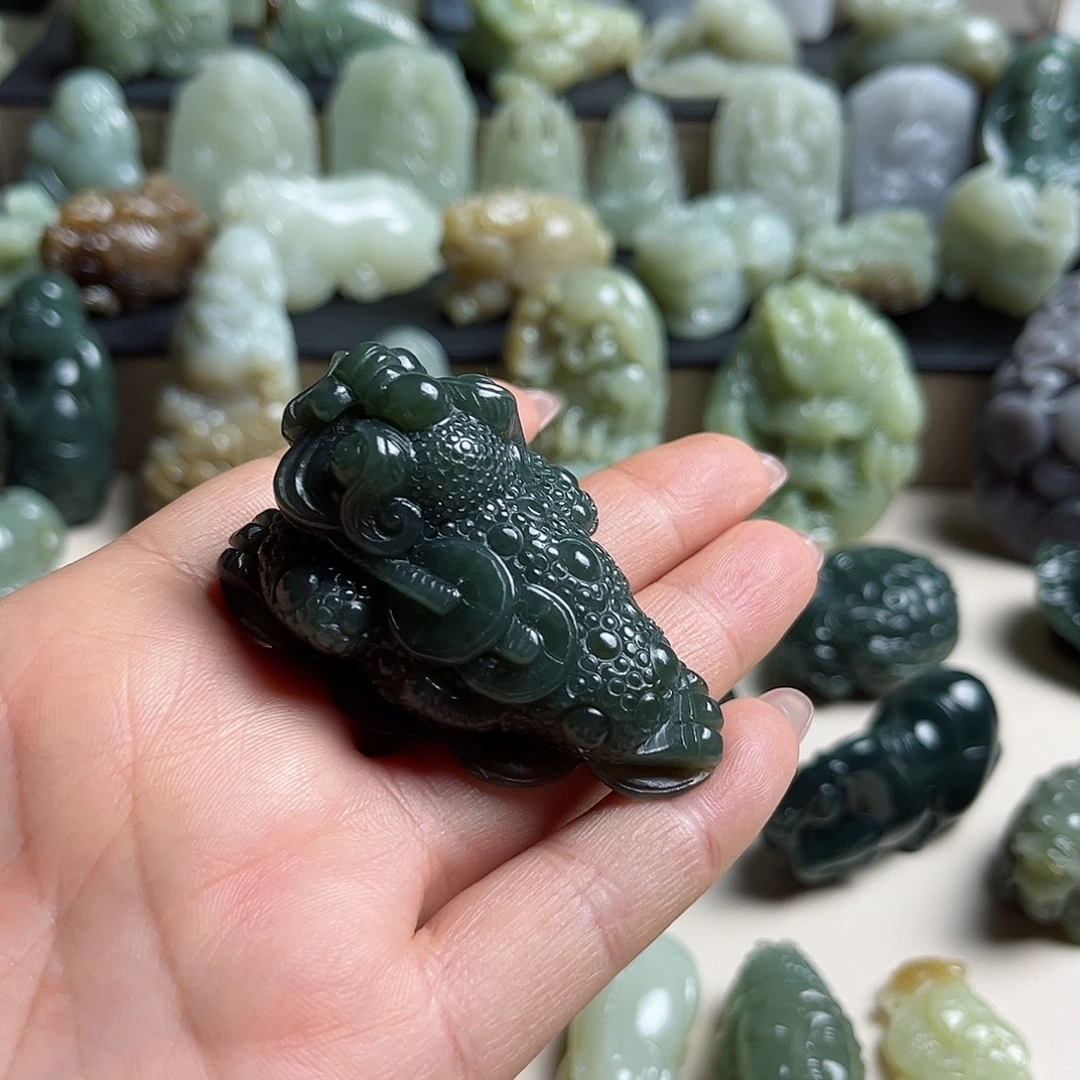薛***虎未镶嵌和田玉把件