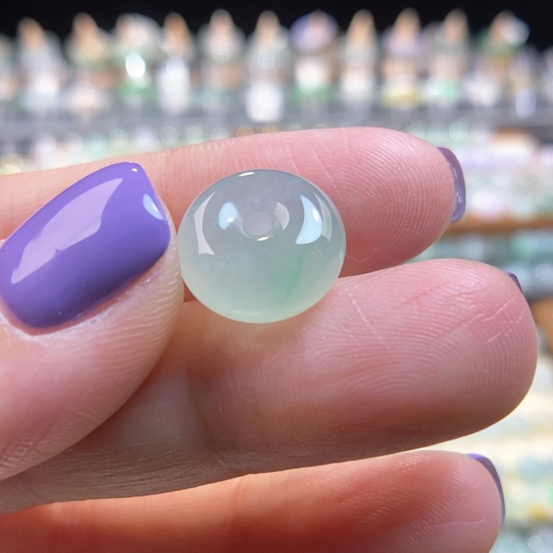 翡翠未镶嵌颈饰飘绿扣