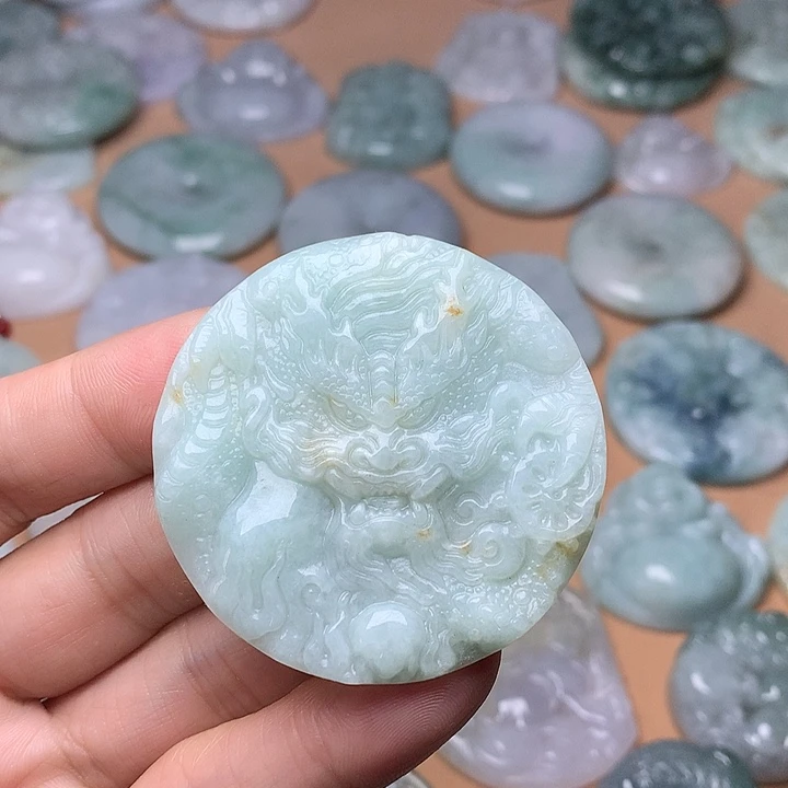 翡翠未镶嵌颈饰龙牌