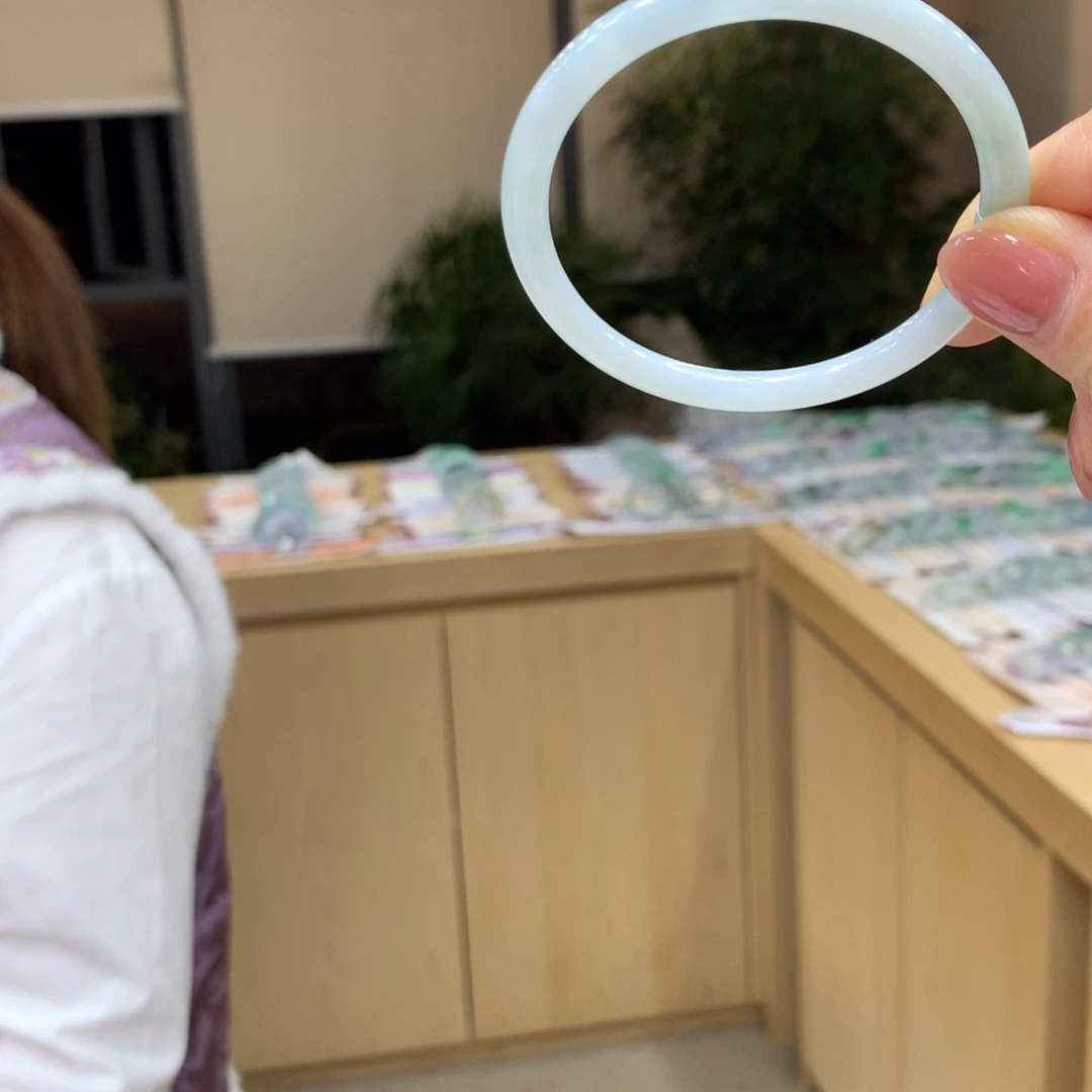 翡翠手镯未镶嵌不退不换