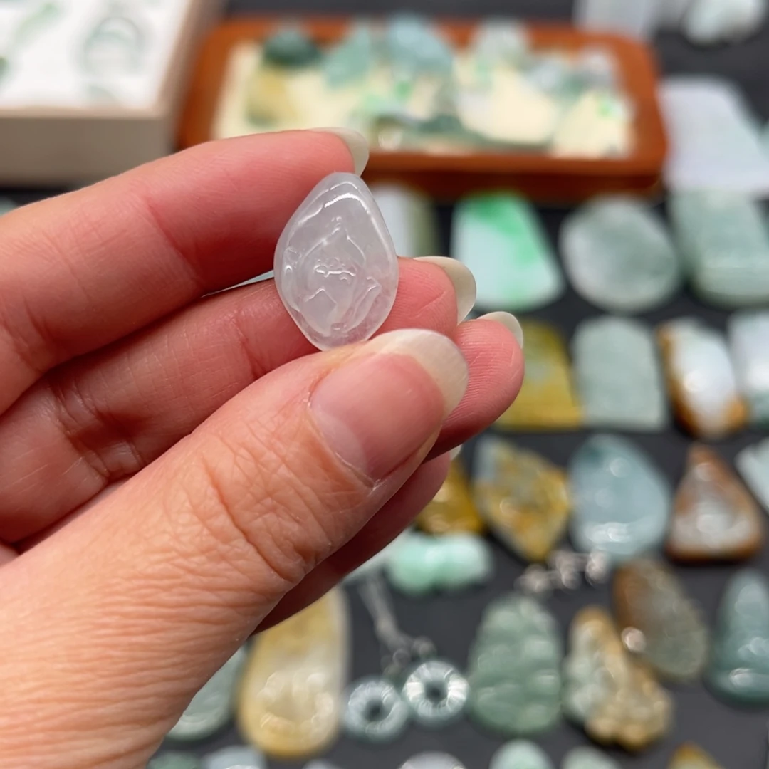 翡翠未镶嵌颈饰莲花