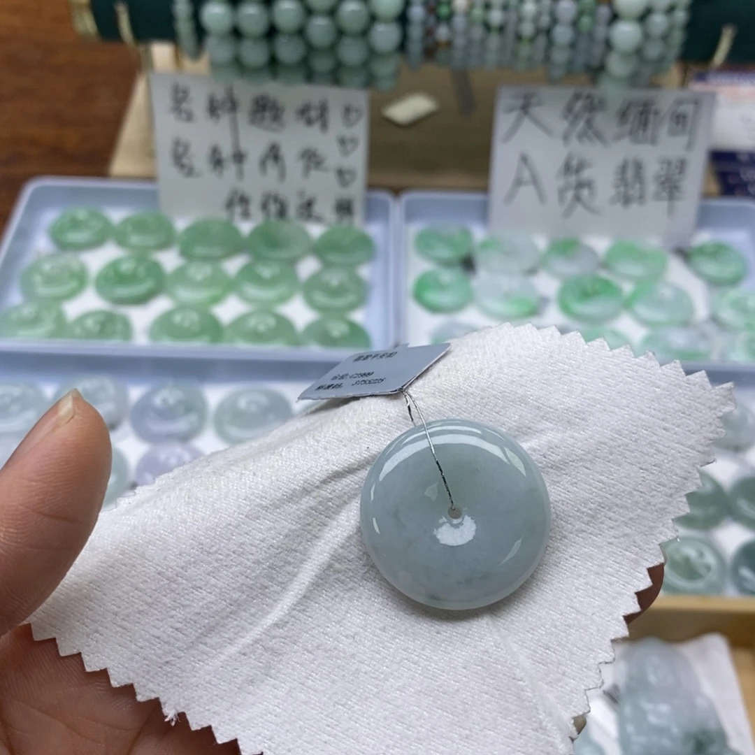 翡翠颈饰未镶嵌平安扣