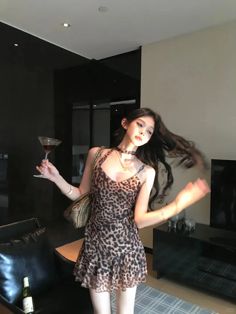 性感辣妹气质豹纹吊带连衣裙女夏季2025新款小众别致修身显瘦短裙