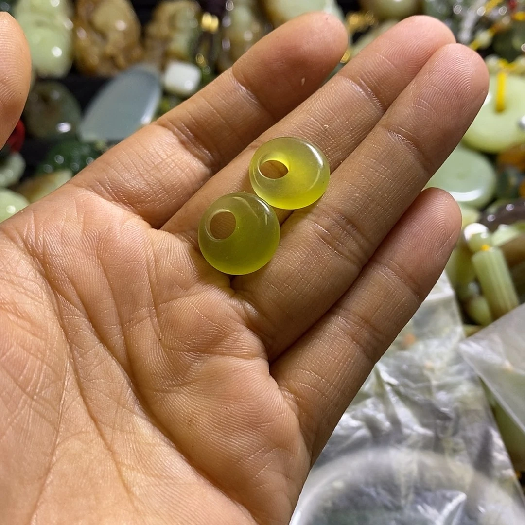 未镶嵌岫玉耳环一对