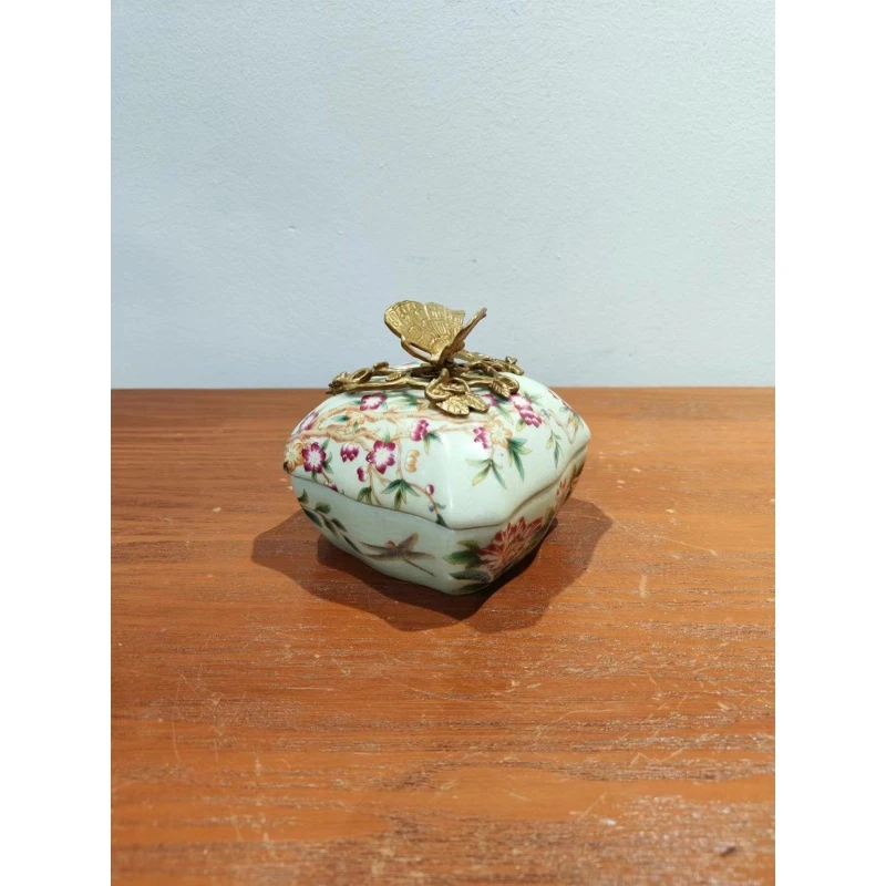 黄铜陶瓷梅花蝴蝶收纳盒摆件