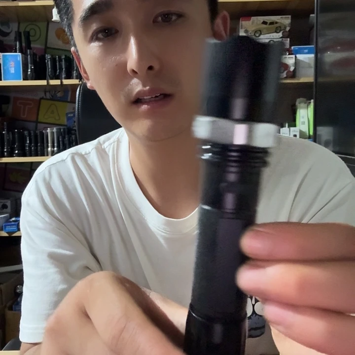 老款调焦手电无电池