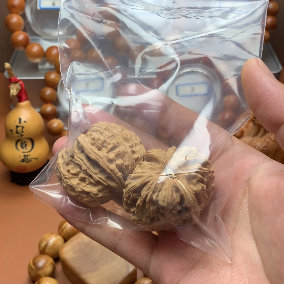 文玩核桃吊坠白狮子