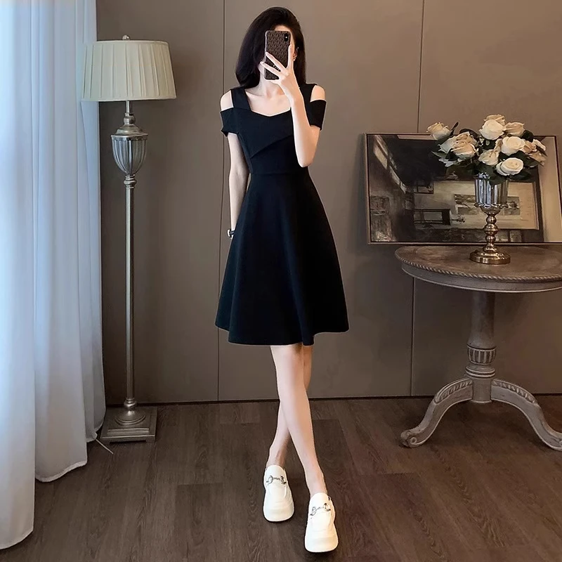 赫本风连衣裙女夏季2025新款高级感小个子收腰显瘦露肩吊带小黑裙