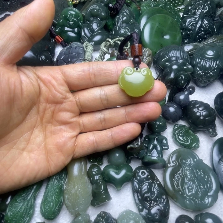 和田玉未镶嵌颈饰