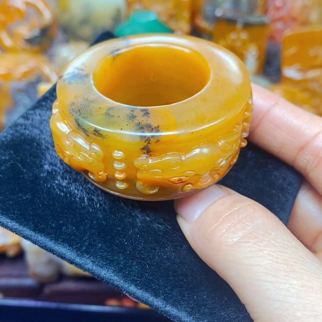 未镶嵌石英质玉（黄龙玉）颈饰