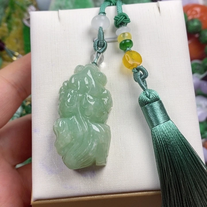 翡翠未镶嵌吊坠(赠链)