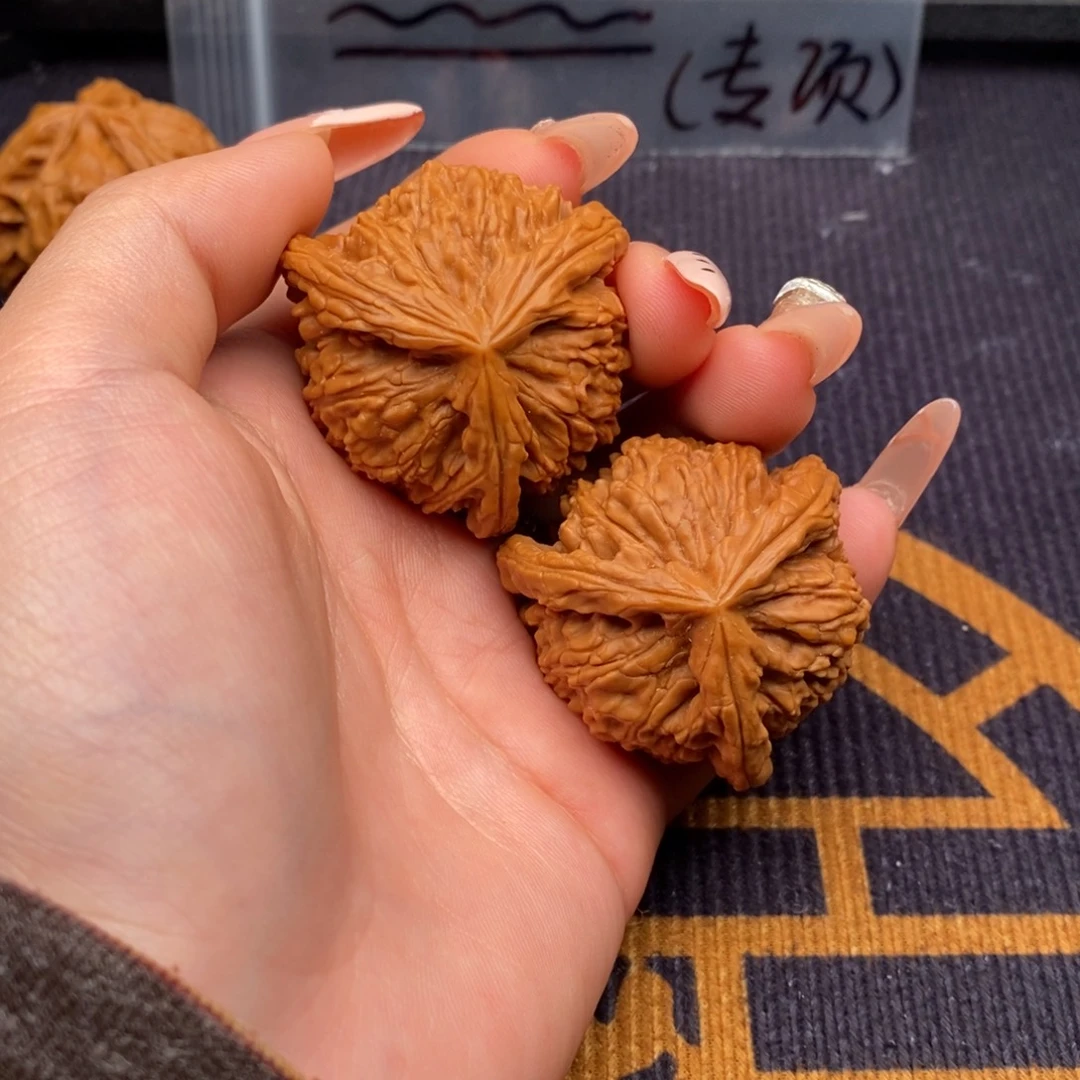 K***X文玩核桃吊坠白狮子