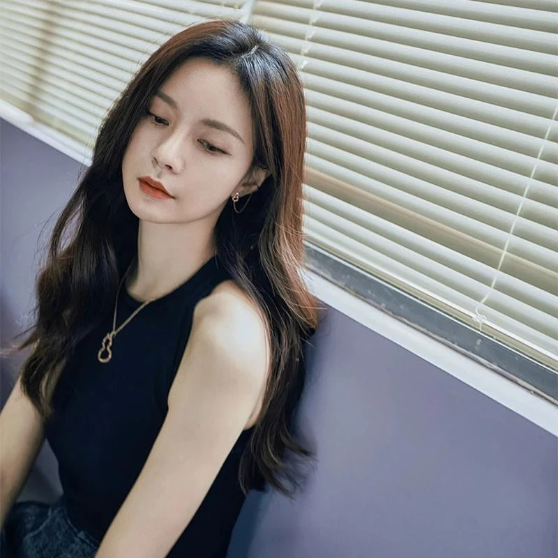 明星同款！ 气质素颜穿搭简约纯色背心