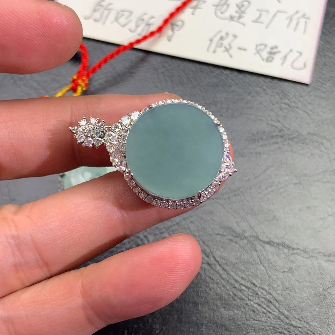 翡翠颈饰未镶嵌无事牌