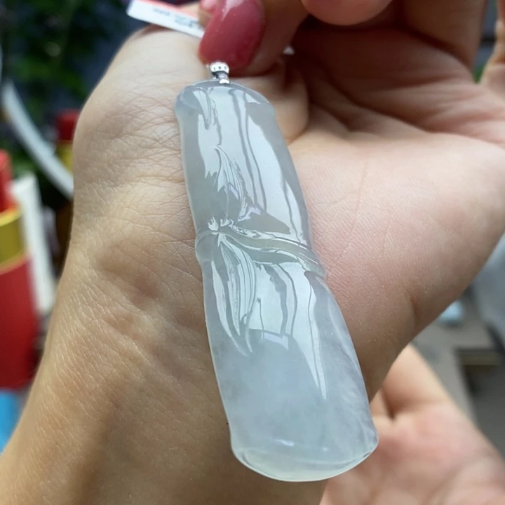 翡翠18K金镶嵌颈饰吊坠