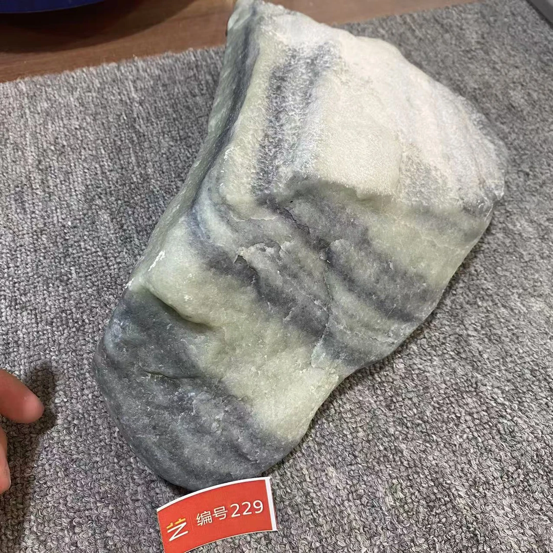 新疆玉料原石发一件编号229