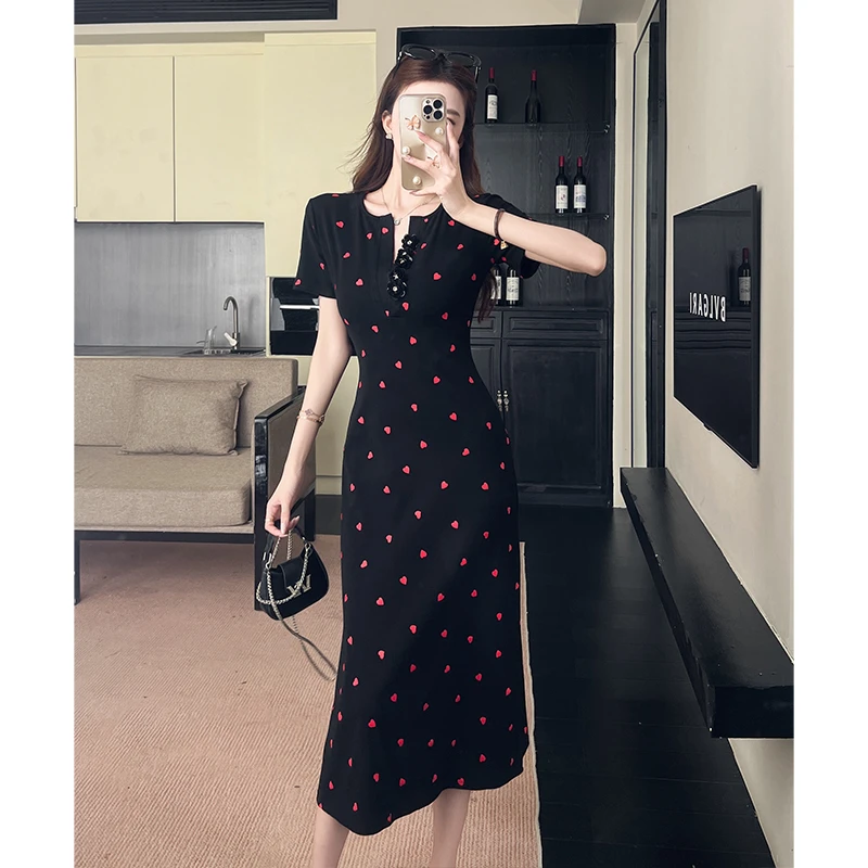 2025夏季法式爱心黑色短袖连衣裙洋气减龄收腰修身显瘦包臀裙