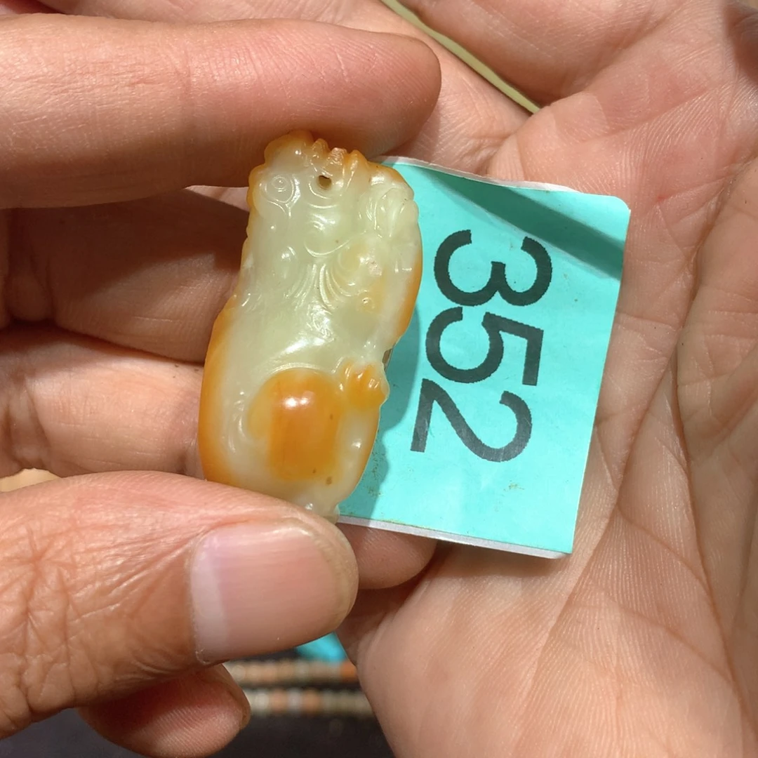 透闪石-蛇纹石玉未镶嵌颈饰