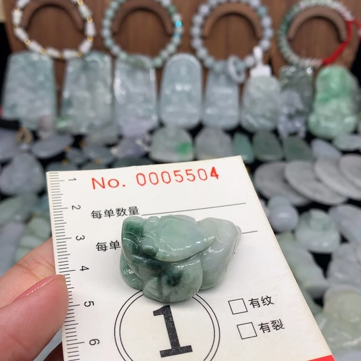 翡翠未镶嵌颈饰微瑕