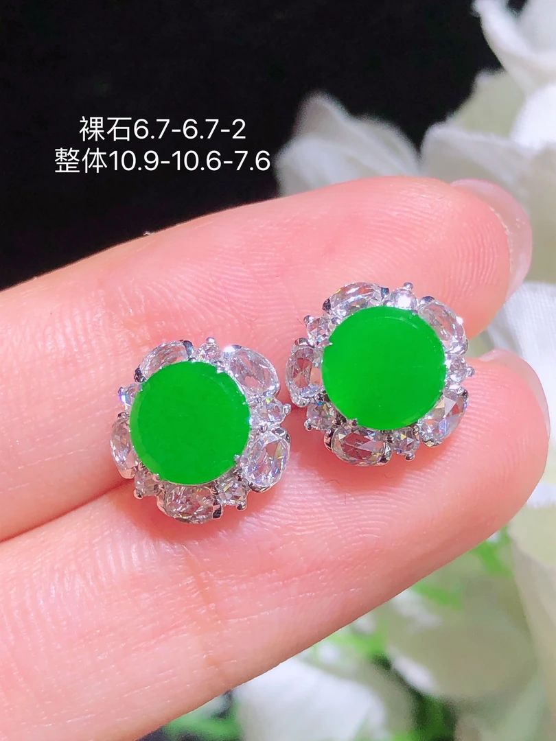 天然缅料A货翡翠阳绿圆牌耳饰18K金镶钻