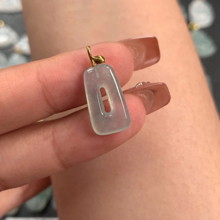 翡翠颈饰18K金镶嵌方扣